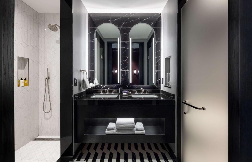 Atrium King Junior Suite interior